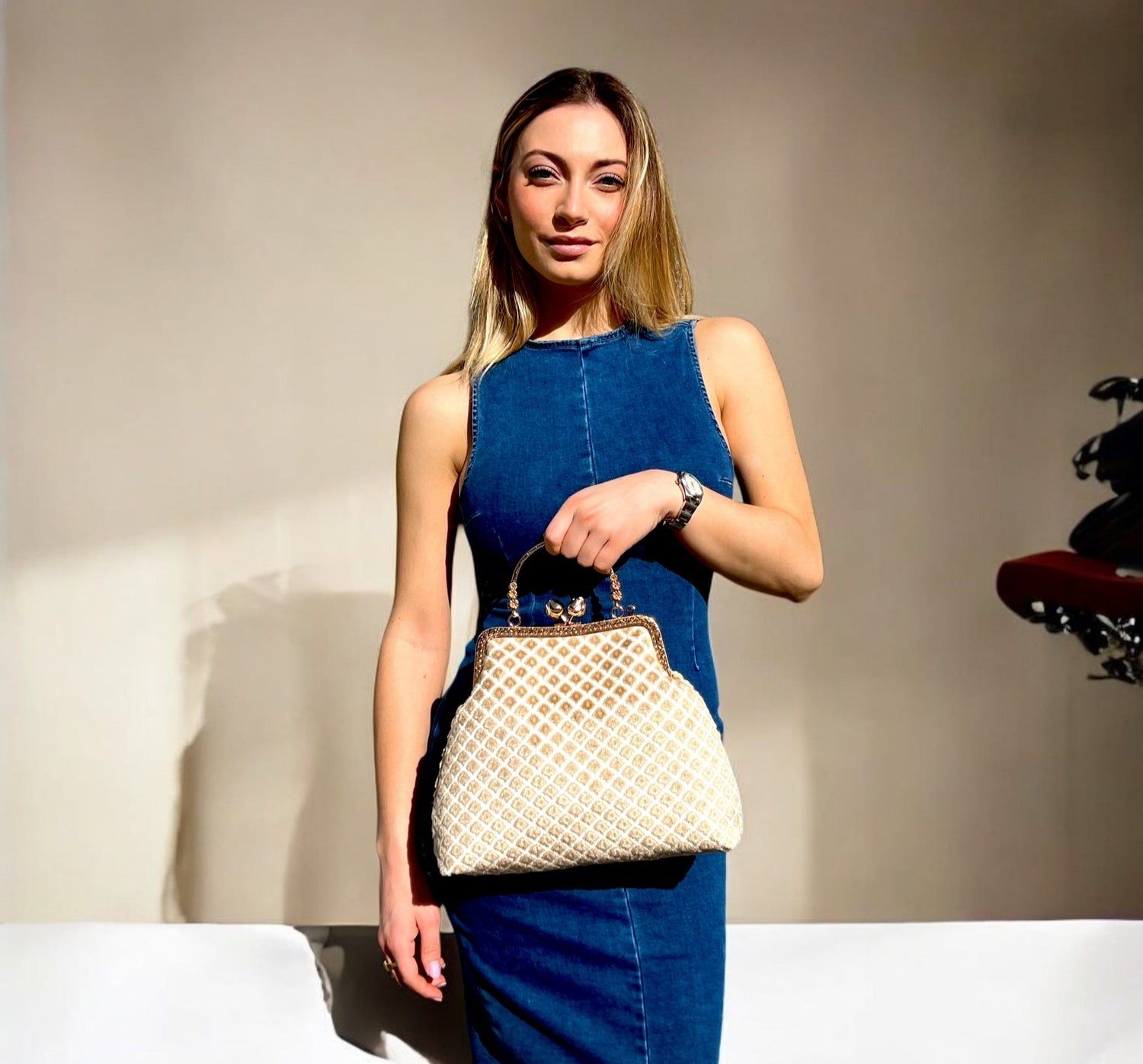 Modella Maicestina con borsa artigianale